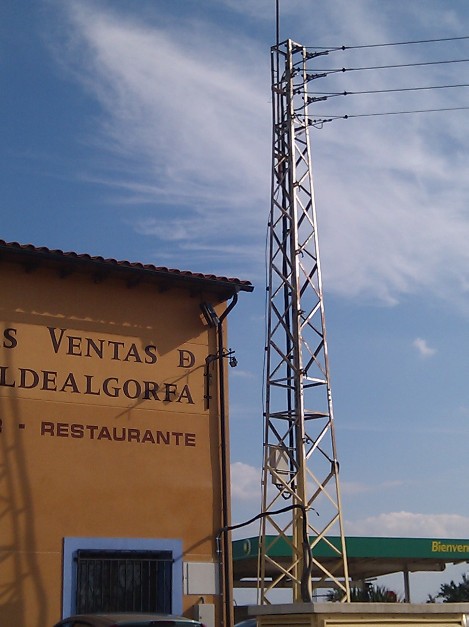 Torre de mitga tensió al costat molt a prop de les persones per Joan Carles López